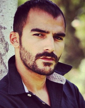 Christopher Georgiou as Αποστόλης