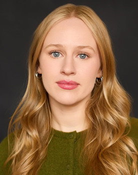 Eva Foote as Aunt Estee