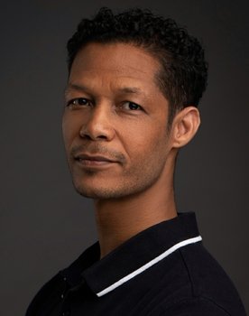 Wayne Van Rooyen as Selling Komoetie