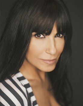 Ayşegül Aldinç as Tomris
