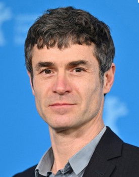 Yannick Renier as Zef