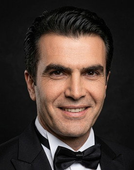 İsmet Özhan as Hakan