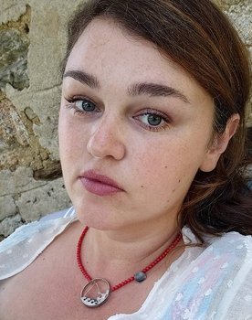 Lora Dekova as Elena