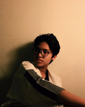 Amanda Zuzartee as Hipster Photographer