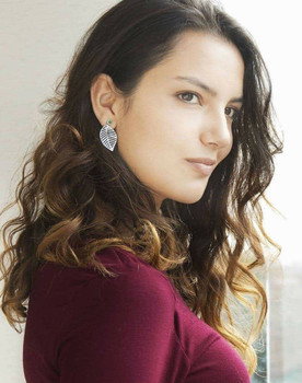 Laura torres as Lucía Guerrero Santana (hermana de Rosario)