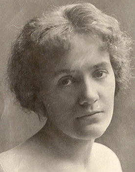 Ebba Lindkvist as Annika