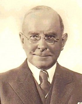 Wilhelm Bendow as Prinz Maximilian