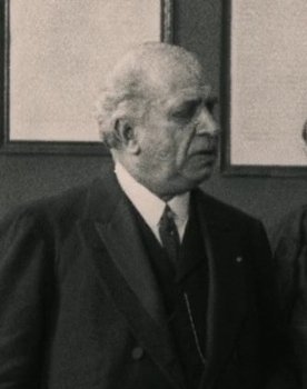 Armand Dutertre as Le père Paimpol