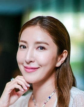 Cheryl Yang as He Sheng-xin / He De-xin