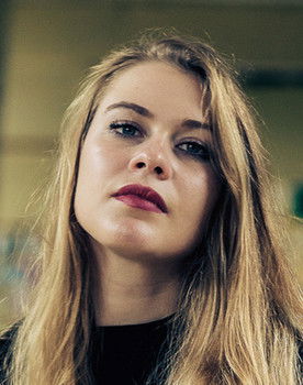 Lison Boulain as Candice