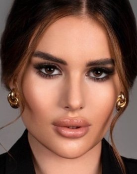 Karina Arakelyan as Chris