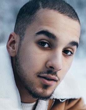 Simo Mohamed Elhbabi as Elias Bakkoush