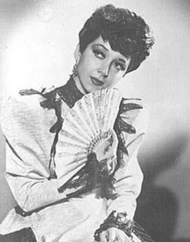 María Antinea as María, la esposa de Serafín