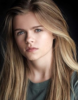 Lauren McNamara as Zoe