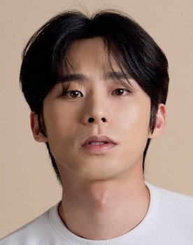 Kang Sung-Wook as Reporter Min Joo-Hwa