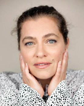 Laure Rivaud-Pearce as Gérante camping