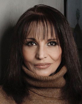 Şahika Tekand as Yönetmenin Karısı