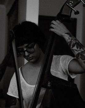 Amanda Sucupira as Percussão / Contrabaixo