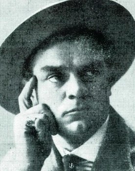 Lucien Bataille as Le général