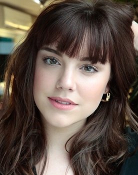 Alice Wegmann as Carolina