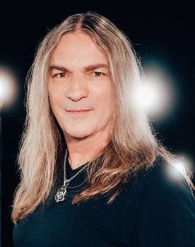 Marc Lynn as Bassist