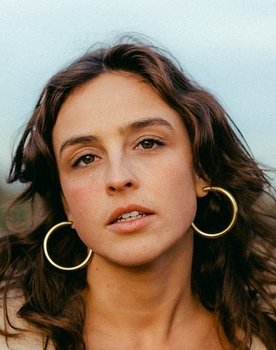 Júlia Frigola as Lola Vázquez