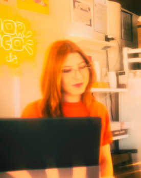 Vanessa dos Santos as Atendente do Café