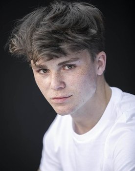 Peder Lindell as Gus
