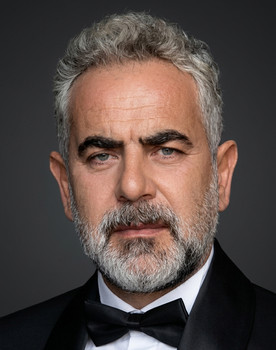 Yurdaer Okur as Ahmet Çınarlı