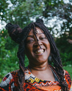 Linda Kayongo as Entrevistada