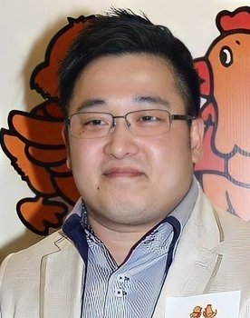 Mark Tsang as 主持人