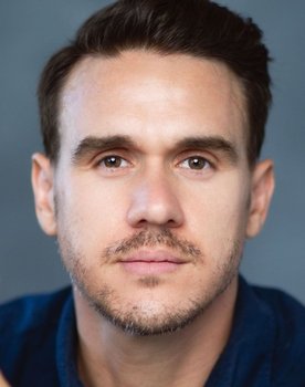 Benjamin Franczuszki as Pool Boy