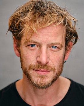 Thomas Coumans as Zoltan
