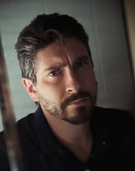 Enrico Vaioli as Mr. Kyn