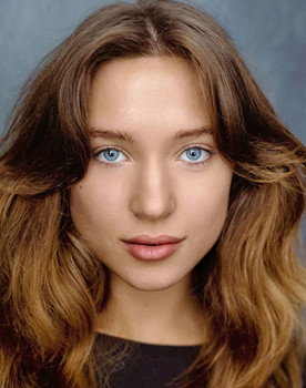 Sofia Shallai as Violet
