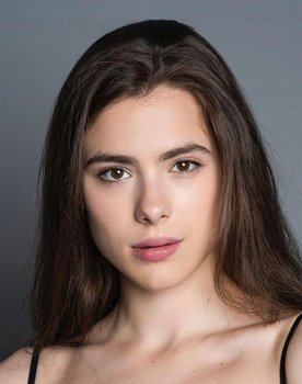 Daria Kukarskih as Алиса