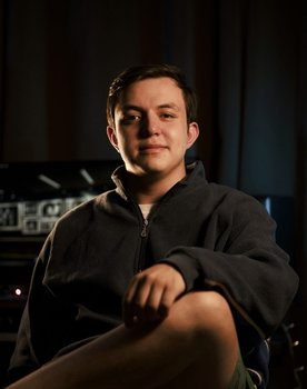 Ángel Morán as Voz del Comunicador