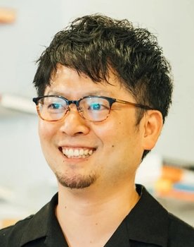 Takahiro Hirano as Emishi Seisakujo Koin / Daigakuinsei (voice)