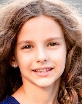 Eva Salkova as Полинка Сычёва