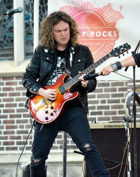 Sean Kelly as Guitar