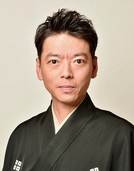 Motohiko Shigeyama as Amami Tenkai (Amami Ippei's father)