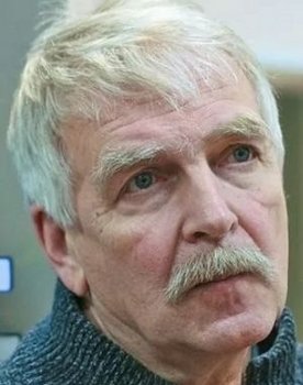 Vladimir Nikitin as Баландин