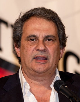 Roberto Fiore as Periodista Italiano