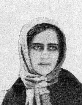 Ksana Zapadnaia as Suzie, Unger's wife