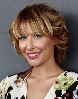 Gülse Birsel as Deniz Alsancak