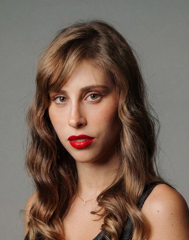 Paula Gala as Chica Colegio 1