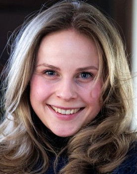 Hannah Gass Sibbesen as Lily, stuepige