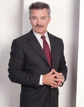 Ernesto Balzi as Ezequiel Villavicencio
