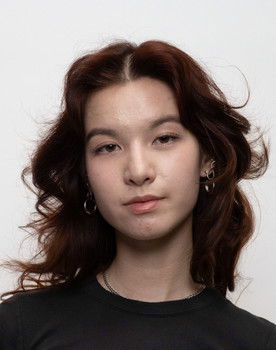 Sam McDivit as Elizabeth