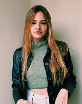 Paola Oliveira as Débora